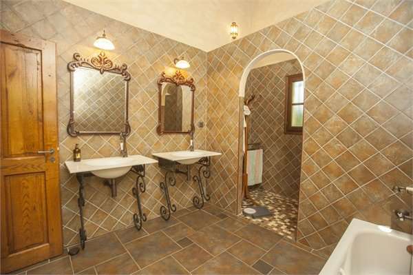 Bright and spacious 4 bedroom character villa surrounded by half an acre of