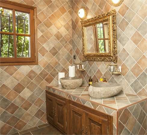 Bright and spacious 4 bedroom character villa surrounded by half an acre of