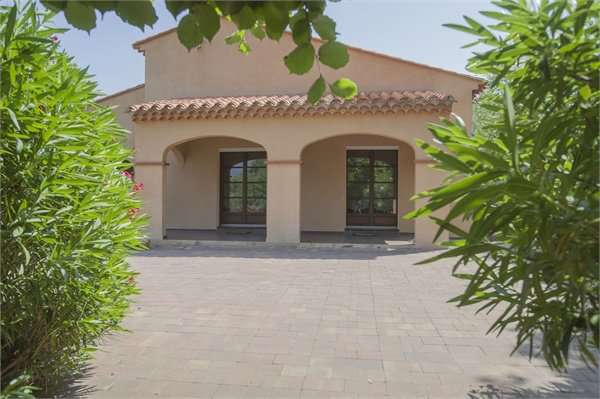 Bright and spacious 4 bedroom character villa surrounded by half an acre of