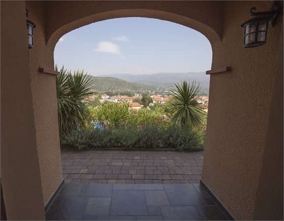 Bright and spacious 4 bedroom character villa surrounded by half an acre of