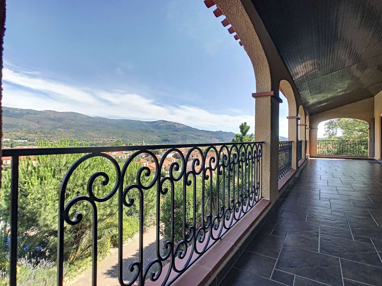 Bright and spacious 4 bedroom character villa surrounded by half an acre of