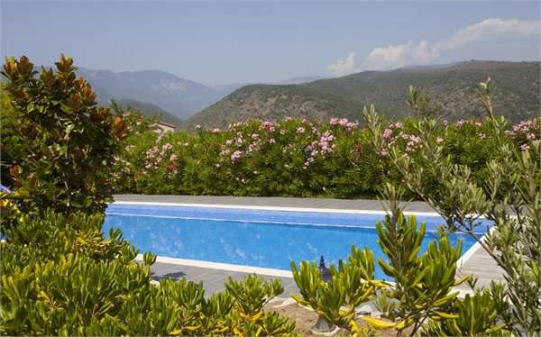 Bright and spacious 4 bedroom character villa surrounded by half an acre of