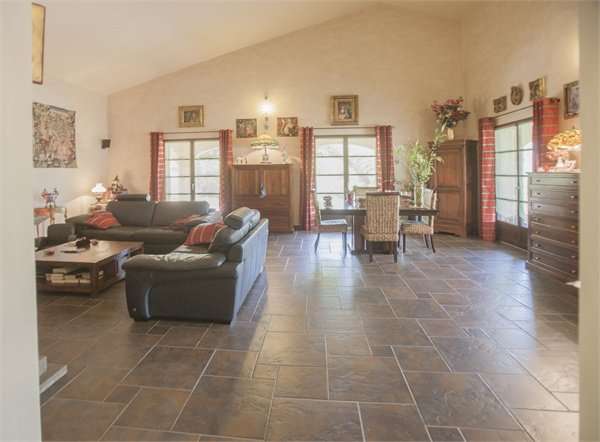 Bright and spacious 4 bedroom character villa surrounded by half an acre of