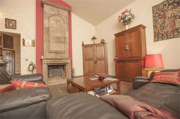 Bright and spacious 4 bedroom character villa surrounded by half an acre of