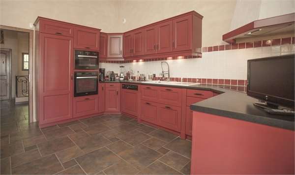 Bright and spacious 4 bedroom character villa surrounded by half an acre of