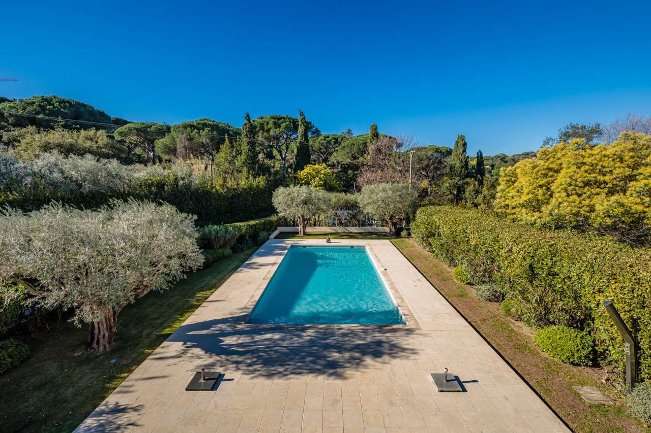 Nestling in glorious landscaped gardens with pool, is this beautiful 3 bedr