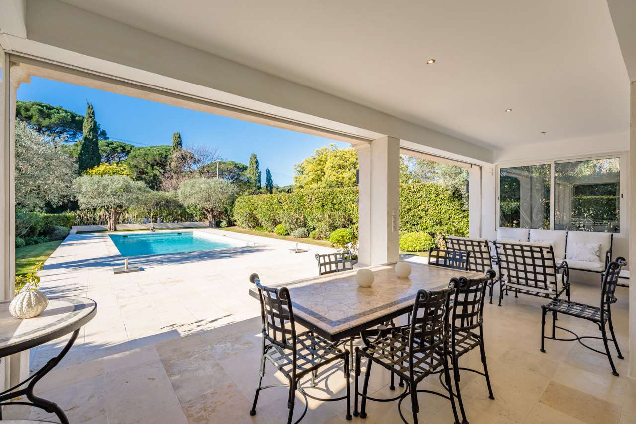 Nestling in glorious landscaped gardens with pool, is this beautiful 3 bedr