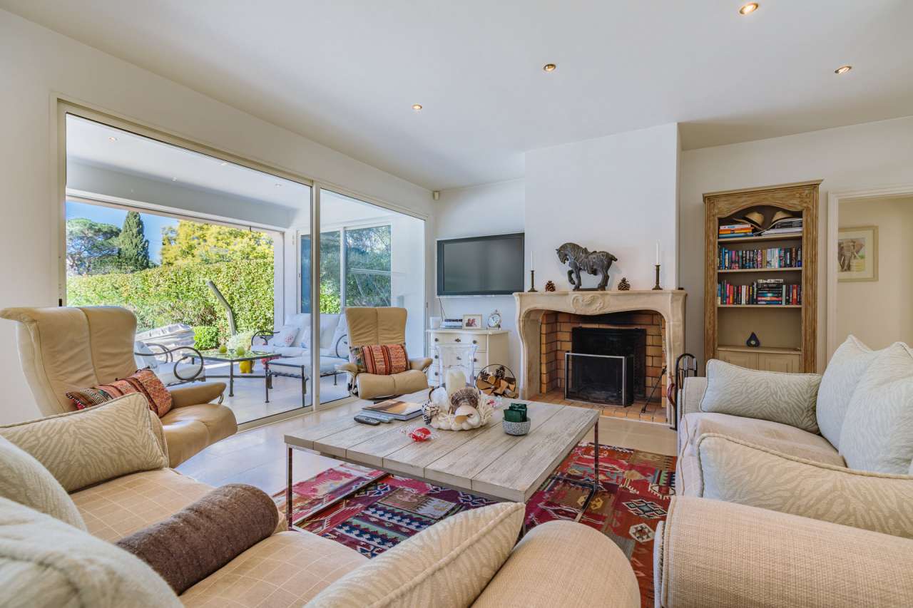 Nestling in glorious landscaped gardens with pool, is this beautiful 3 bedr