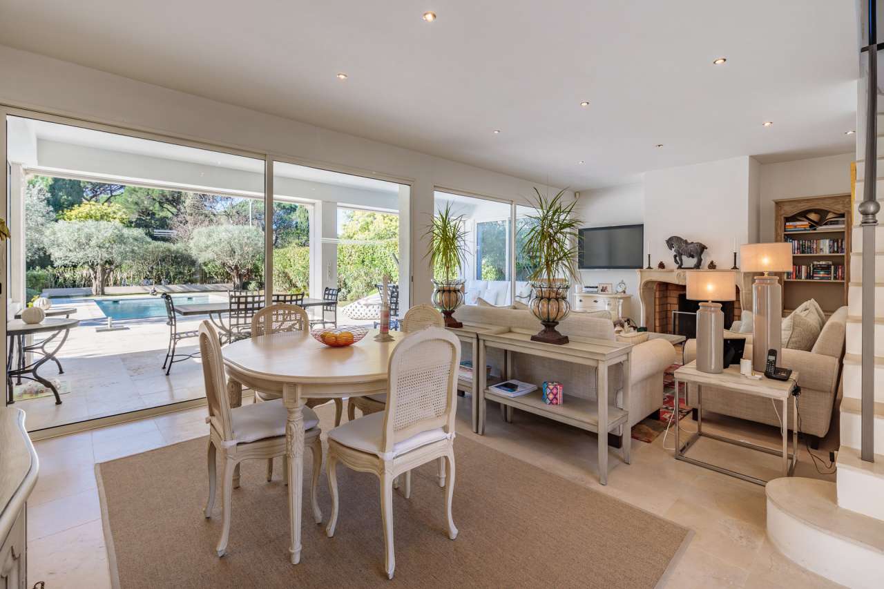 Nestling in glorious landscaped gardens with pool, is this beautiful 3 bedr