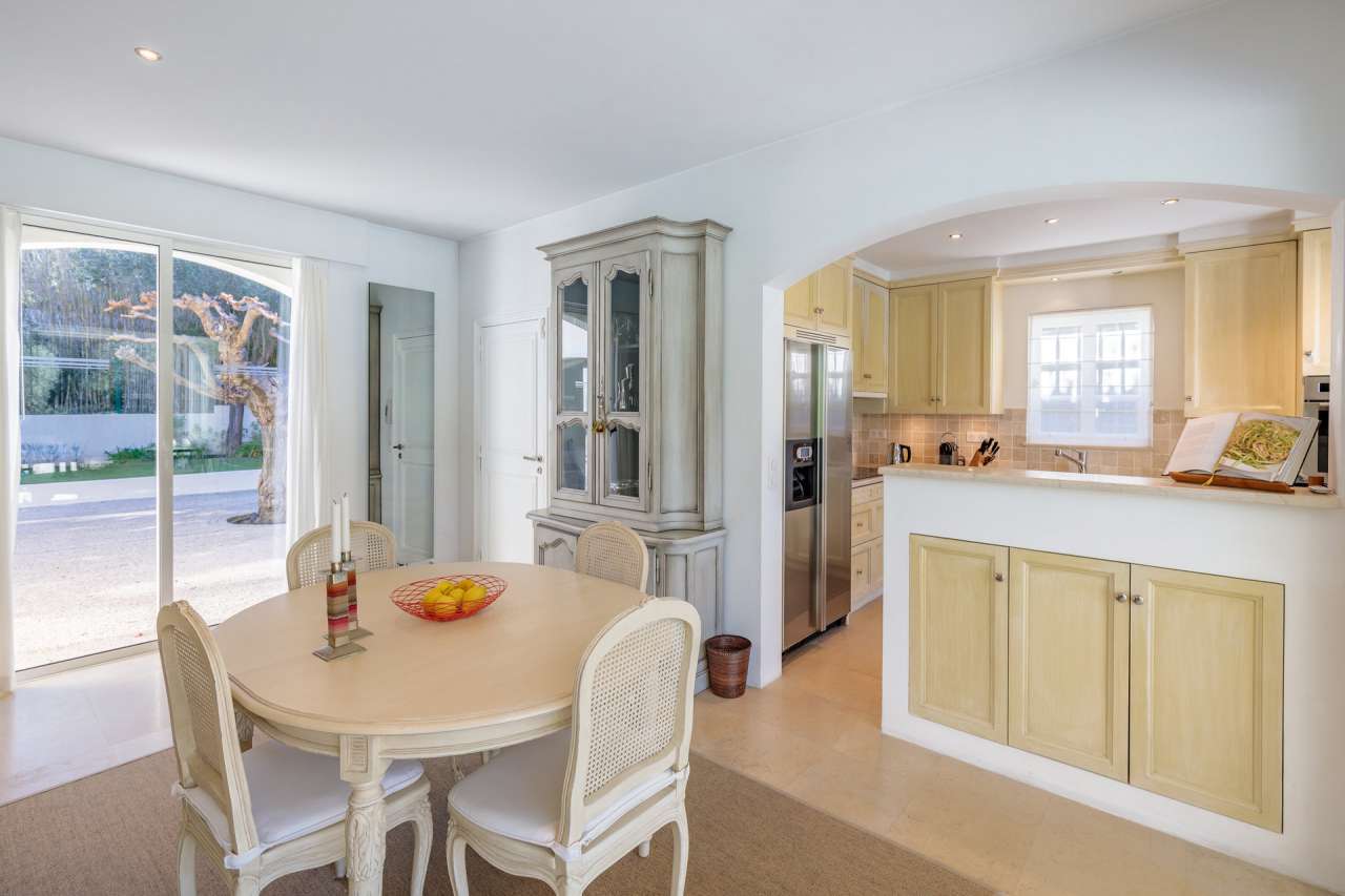 Nestling in glorious landscaped gardens with pool, is this beautiful 3 bedr