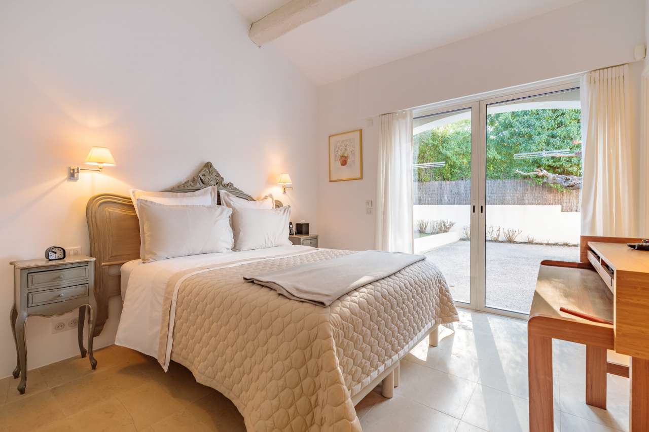 Nestling in glorious landscaped gardens with pool, is this beautiful 3 bedr