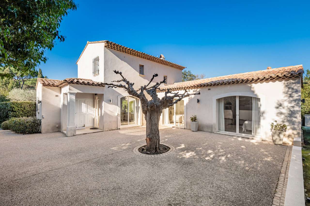 Nestling in glorious landscaped gardens with pool, is this beautiful 3 bedr