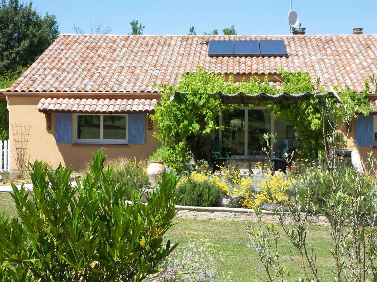 Beautifully maintained and in excellent condition throughout, this superb p