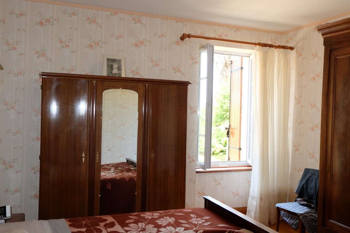 Unique opportunity to acquire a beautifully renovated 6 bedroom 18th centur