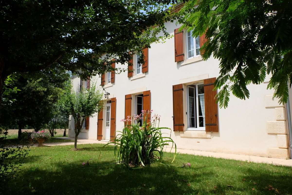 Unique opportunity to acquire a beautifully renovated 6 bedroom 18th centur