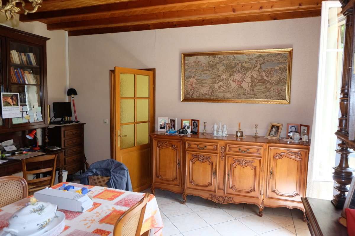 Unique opportunity to acquire a beautifully renovated 6 bedroom 18th centur