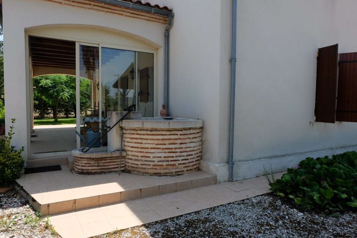 Unique opportunity to acquire a beautifully renovated 6 bedroom 18th centur