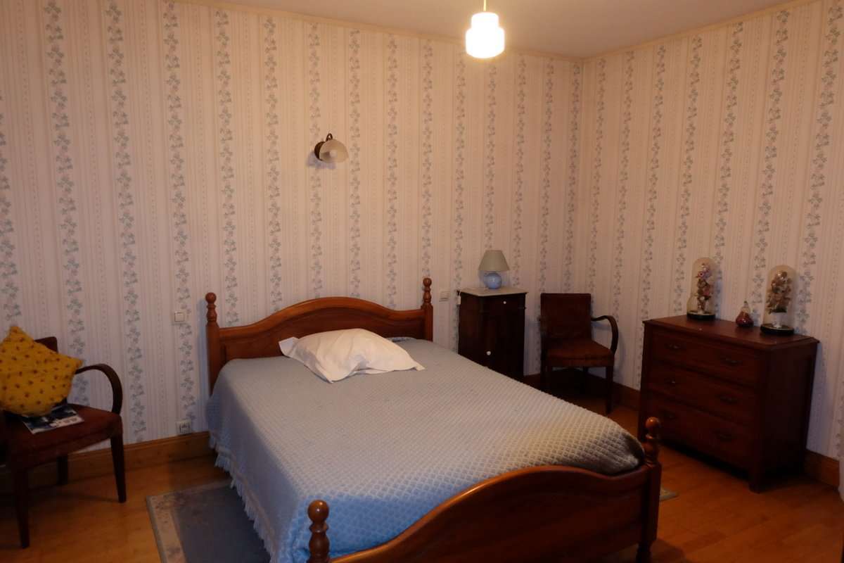 Unique opportunity to acquire a beautifully renovated 6 bedroom 18th centur