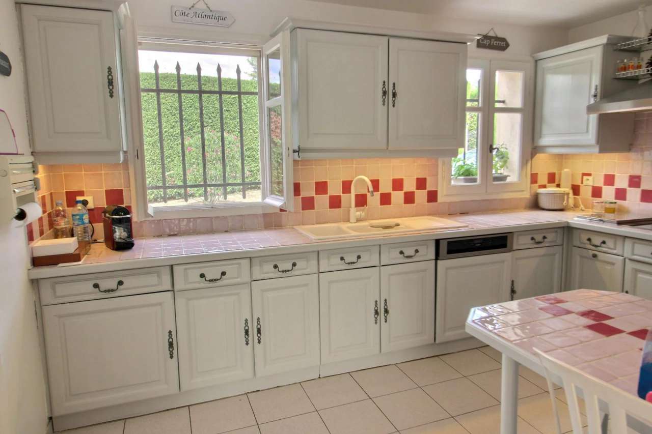 Wonderful 4 bedroom villa set in over an acre of beautiful landscaped garde