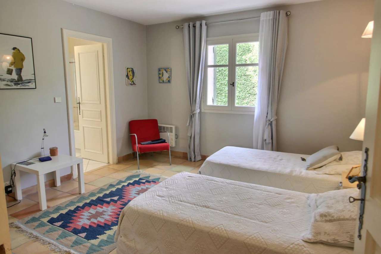 Wonderful 4 bedroom villa set in over an acre of beautiful landscaped garde