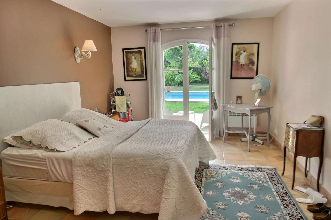 Wonderful 4 bedroom villa set in over an acre of beautiful landscaped garde