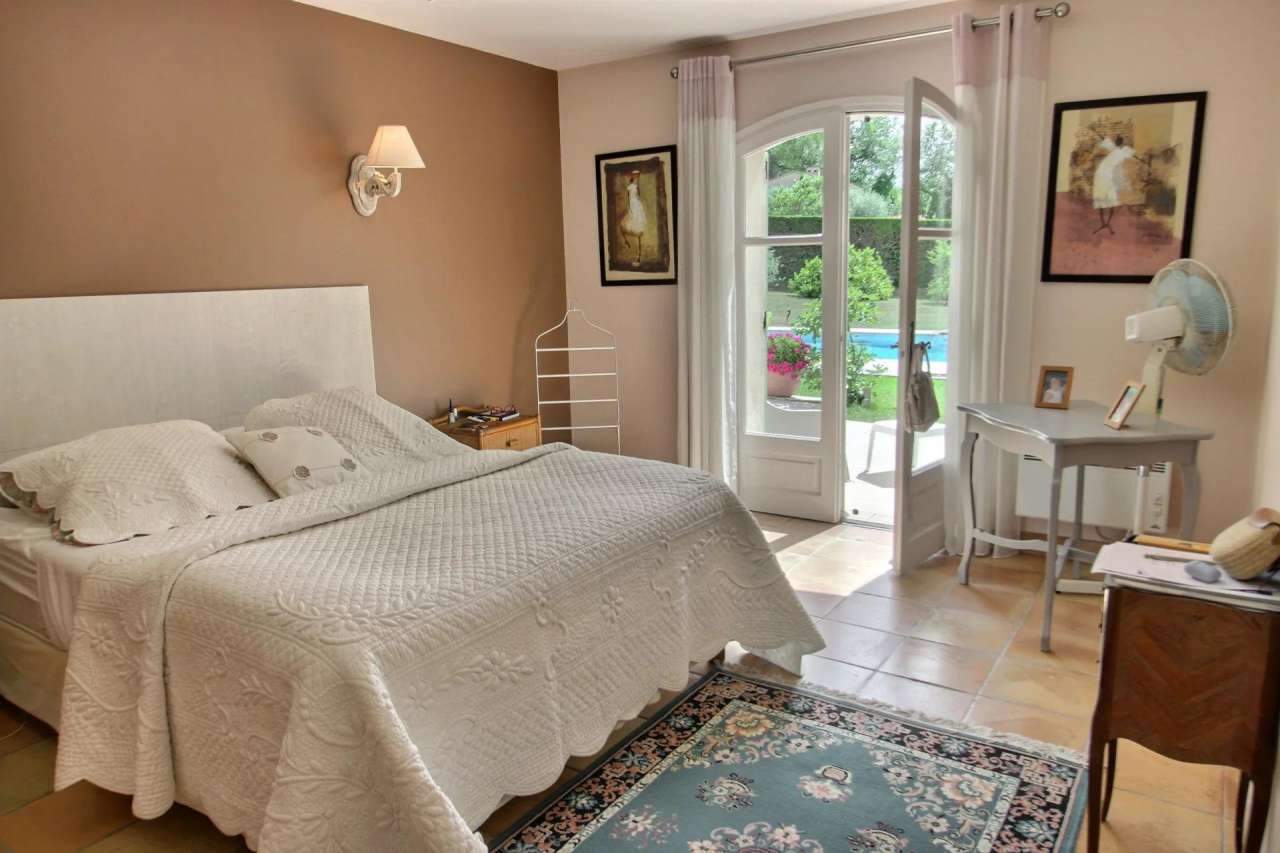 Wonderful 4 bedroom villa set in over an acre of beautiful landscaped garde