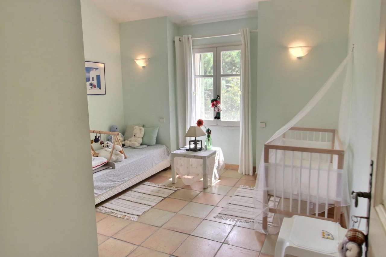 Wonderful 4 bedroom villa set in over an acre of beautiful landscaped garde