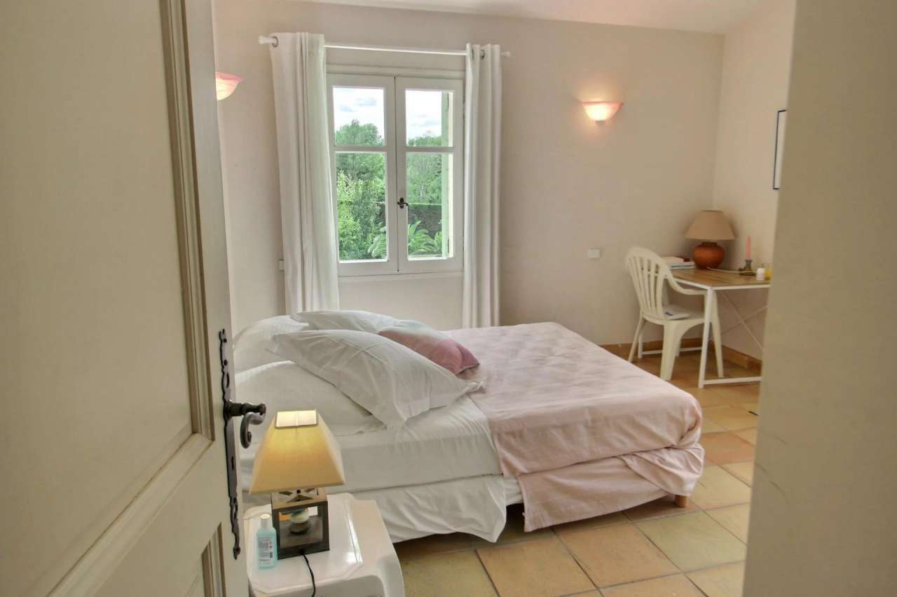 Wonderful 4 bedroom villa set in over an acre of beautiful landscaped garde