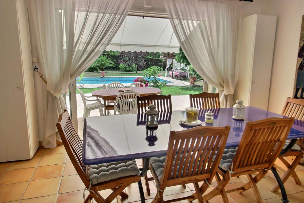 Wonderful 4 bedroom villa set in over an acre of beautiful landscaped garde