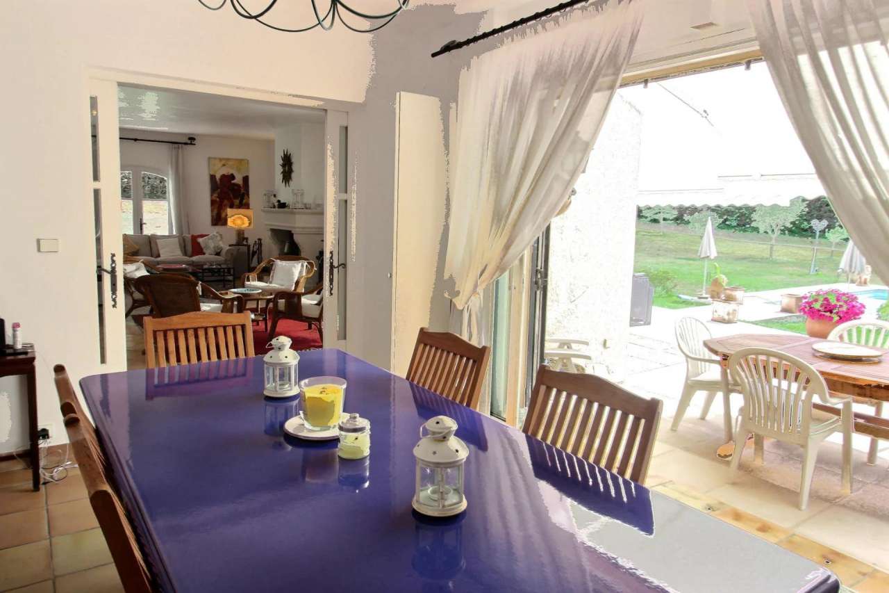 Wonderful 4 bedroom villa set in over an acre of beautiful landscaped garde