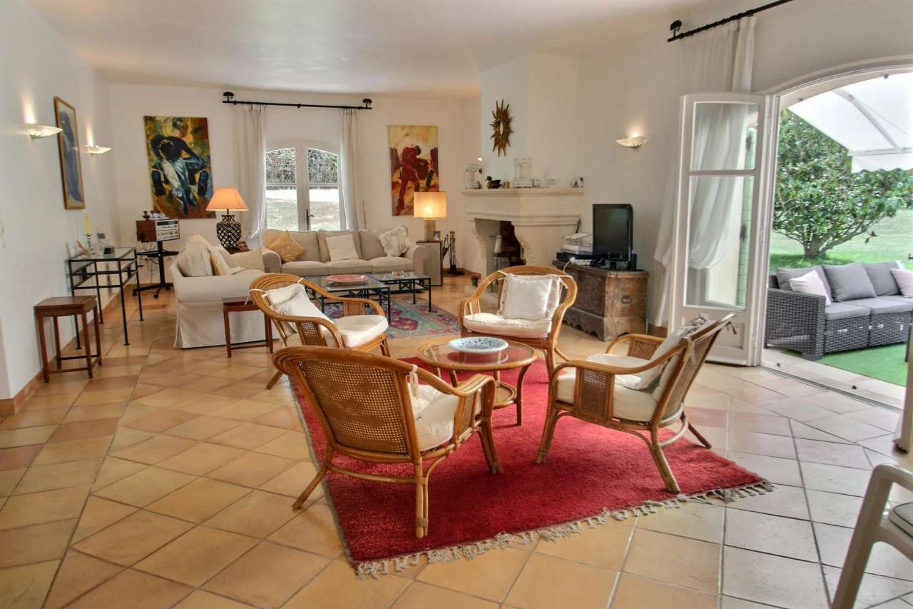 Wonderful 4 bedroom villa set in over an acre of beautiful landscaped garde