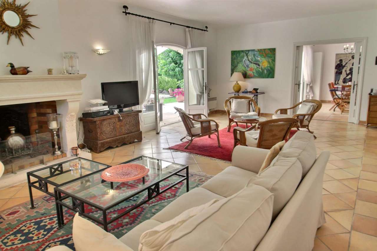 Wonderful 4 bedroom villa set in over an acre of beautiful landscaped garde