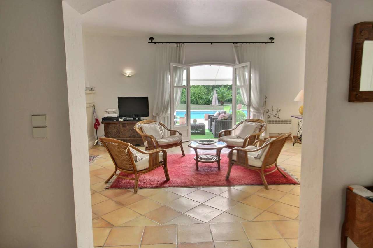 Wonderful 4 bedroom villa set in over an acre of beautiful landscaped garde