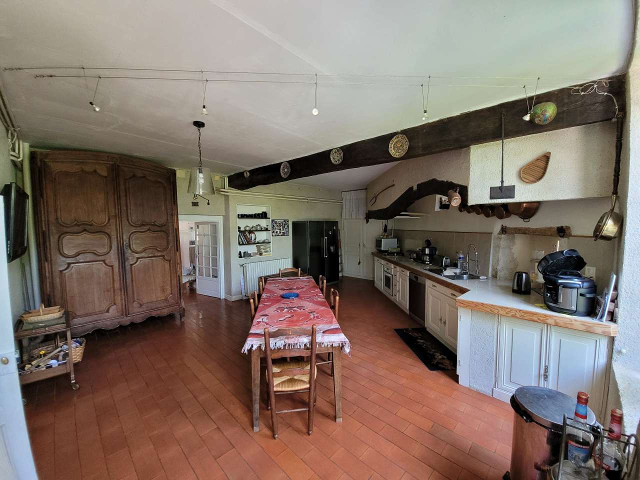 Charming and totally refurbished 5 bedroom manor house, with a total spacio