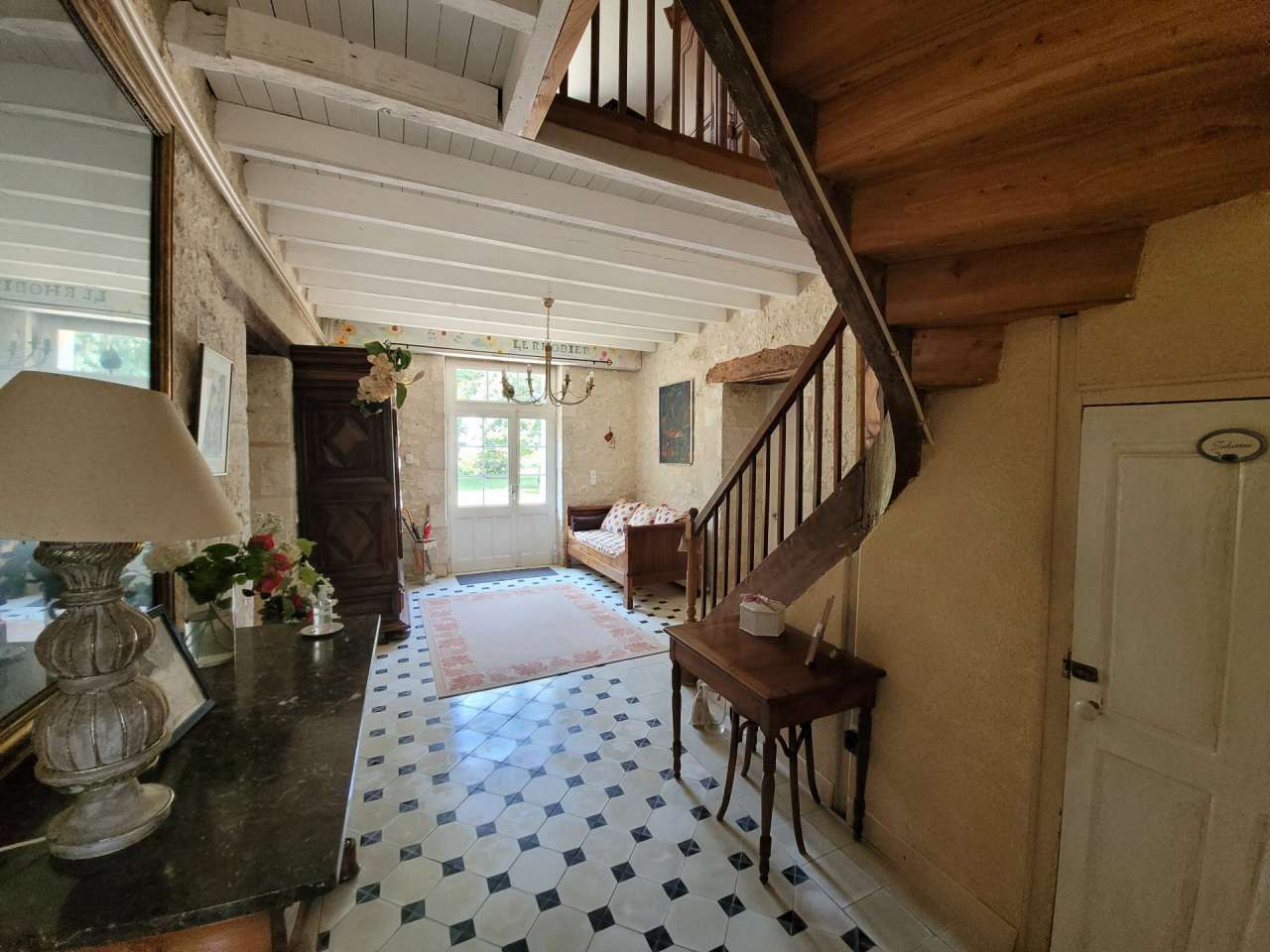 Charming and totally refurbished 5 bedroom manor house, with a total spacio