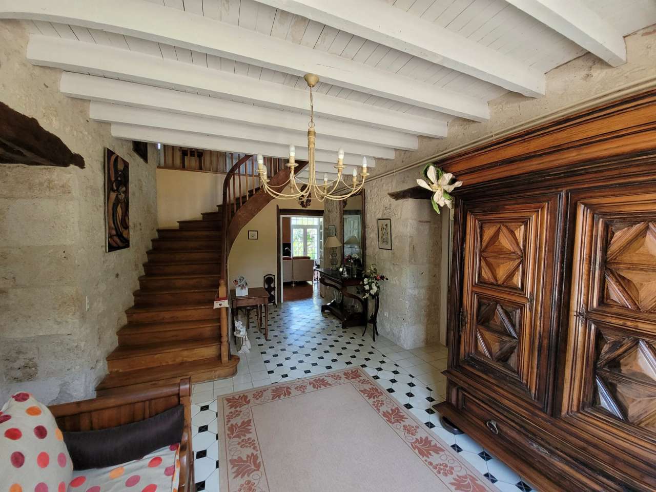 Charming and totally refurbished 5 bedroom manor house, with a total spacio