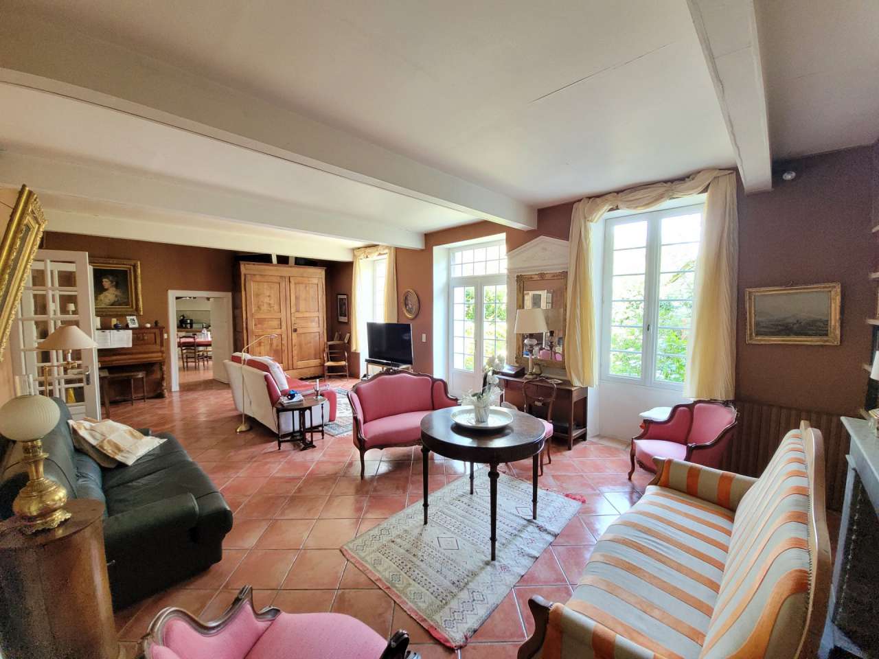 Charming and totally refurbished 5 bedroom manor house, with a total spacio