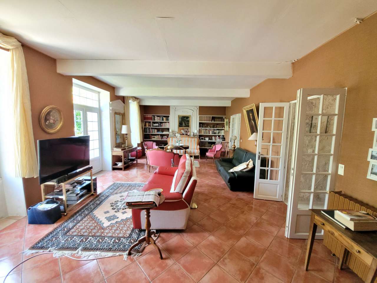 Charming and totally refurbished 5 bedroom manor house, with a total spacio