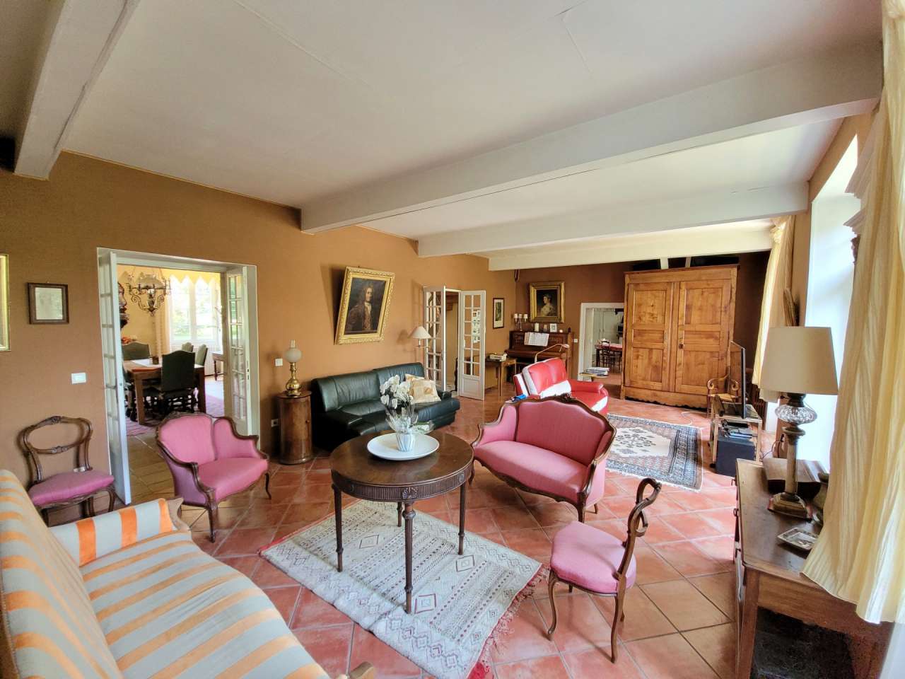 Charming and totally refurbished 5 bedroom manor house, with a total spacio