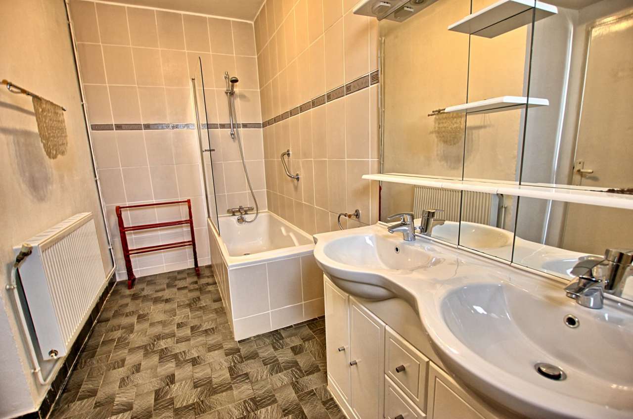 Perfect as a Chambre d'hote or as a large family home, this superb flexible