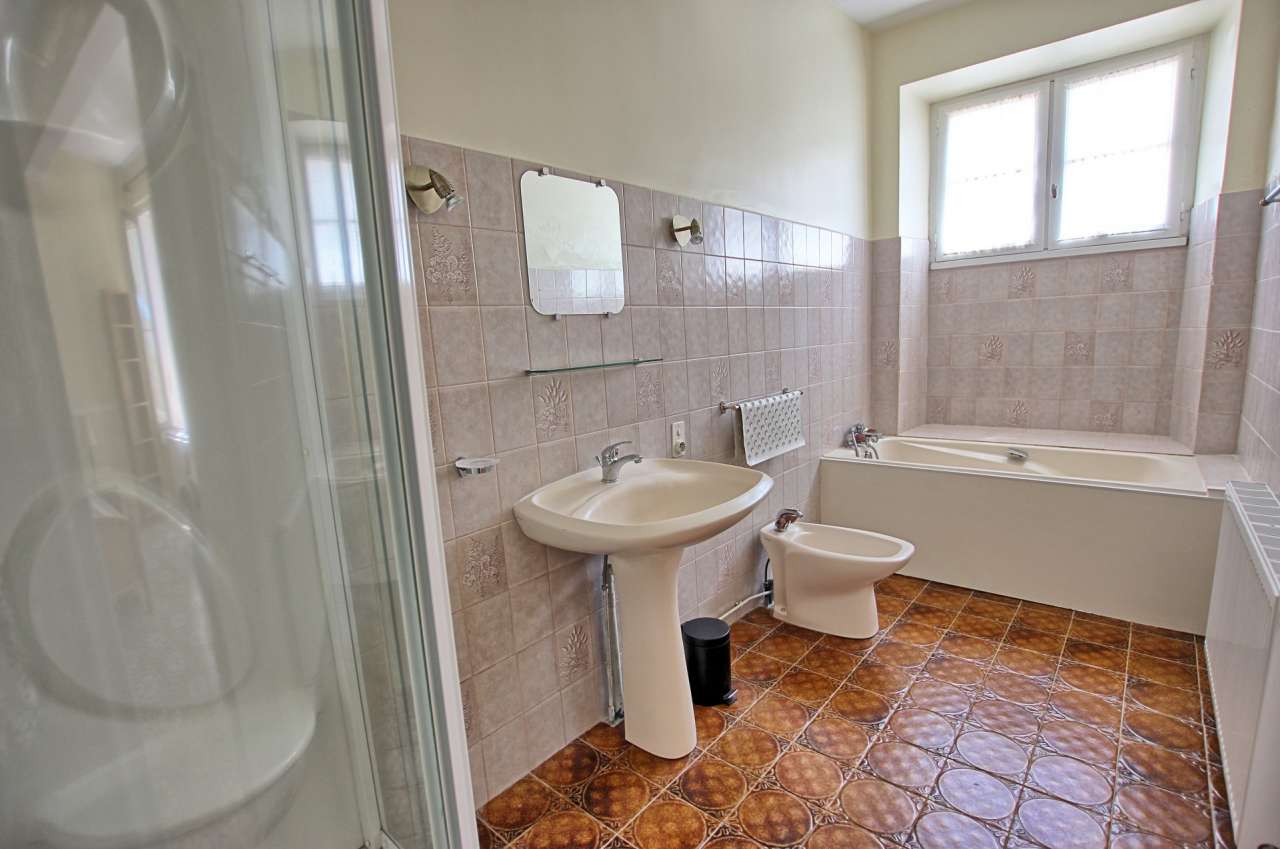 Perfect as a Chambre d'hote or as a large family home, this superb flexible