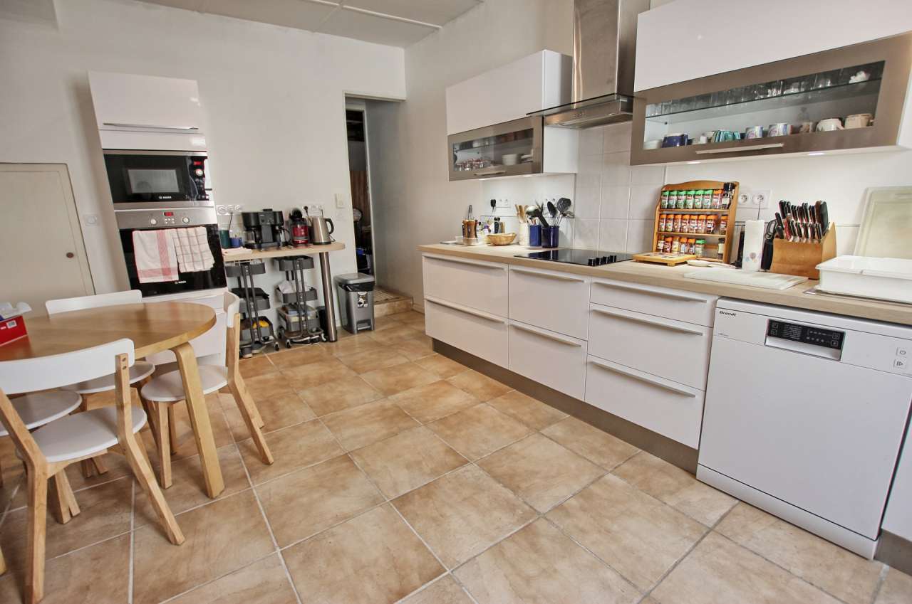 Perfect as a Chambre d'hote or as a large family home, this superb flexible