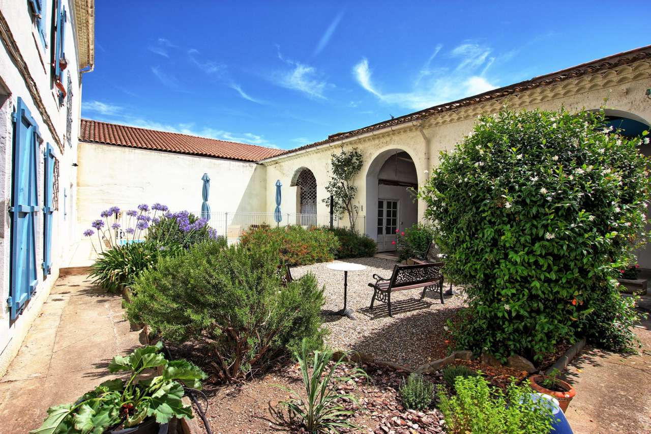 Perfect as a Chambre d'hote or as a large family home, this superb flexible