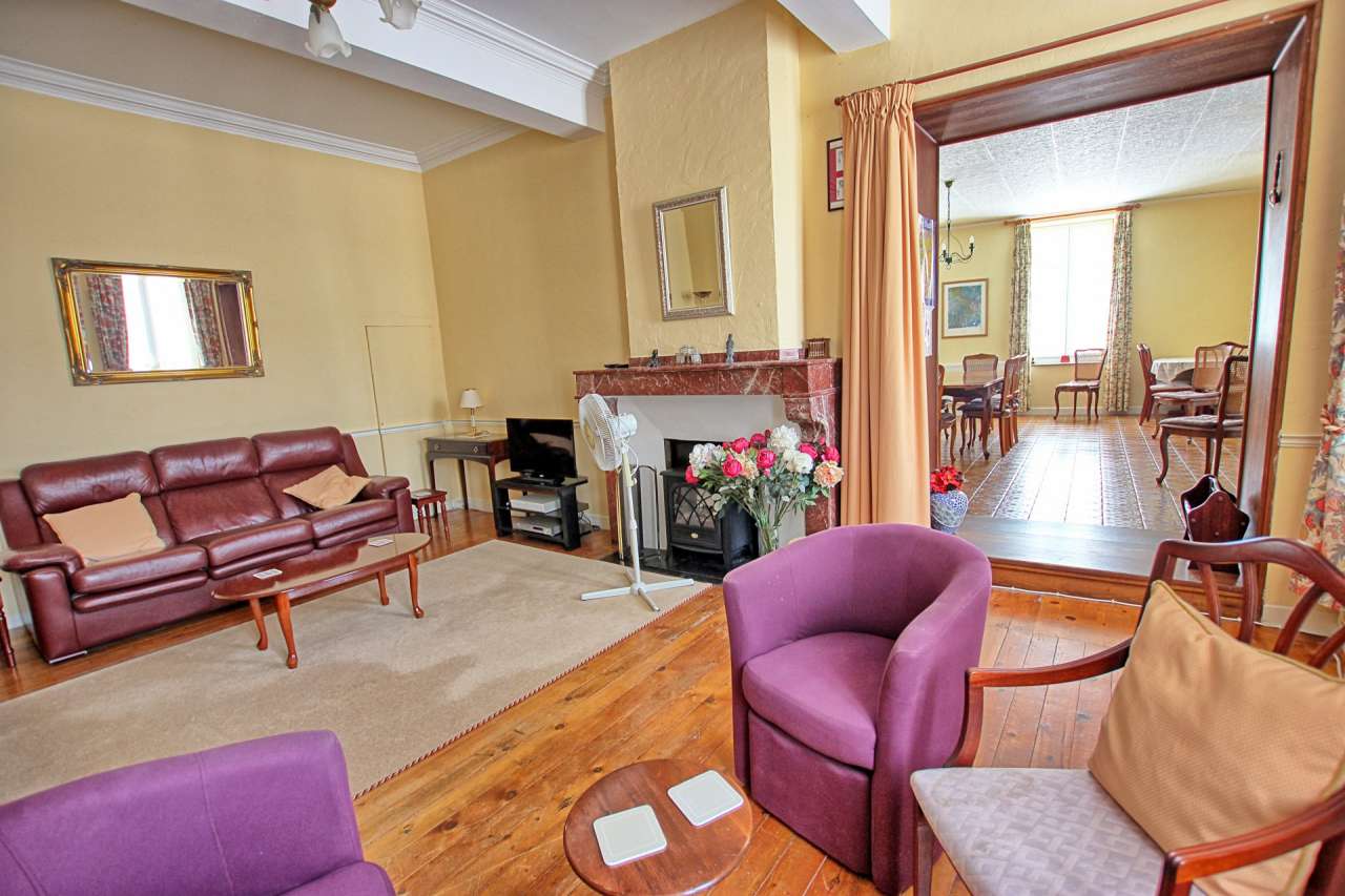 Perfect as a Chambre d'hote or as a large family home, this superb flexible