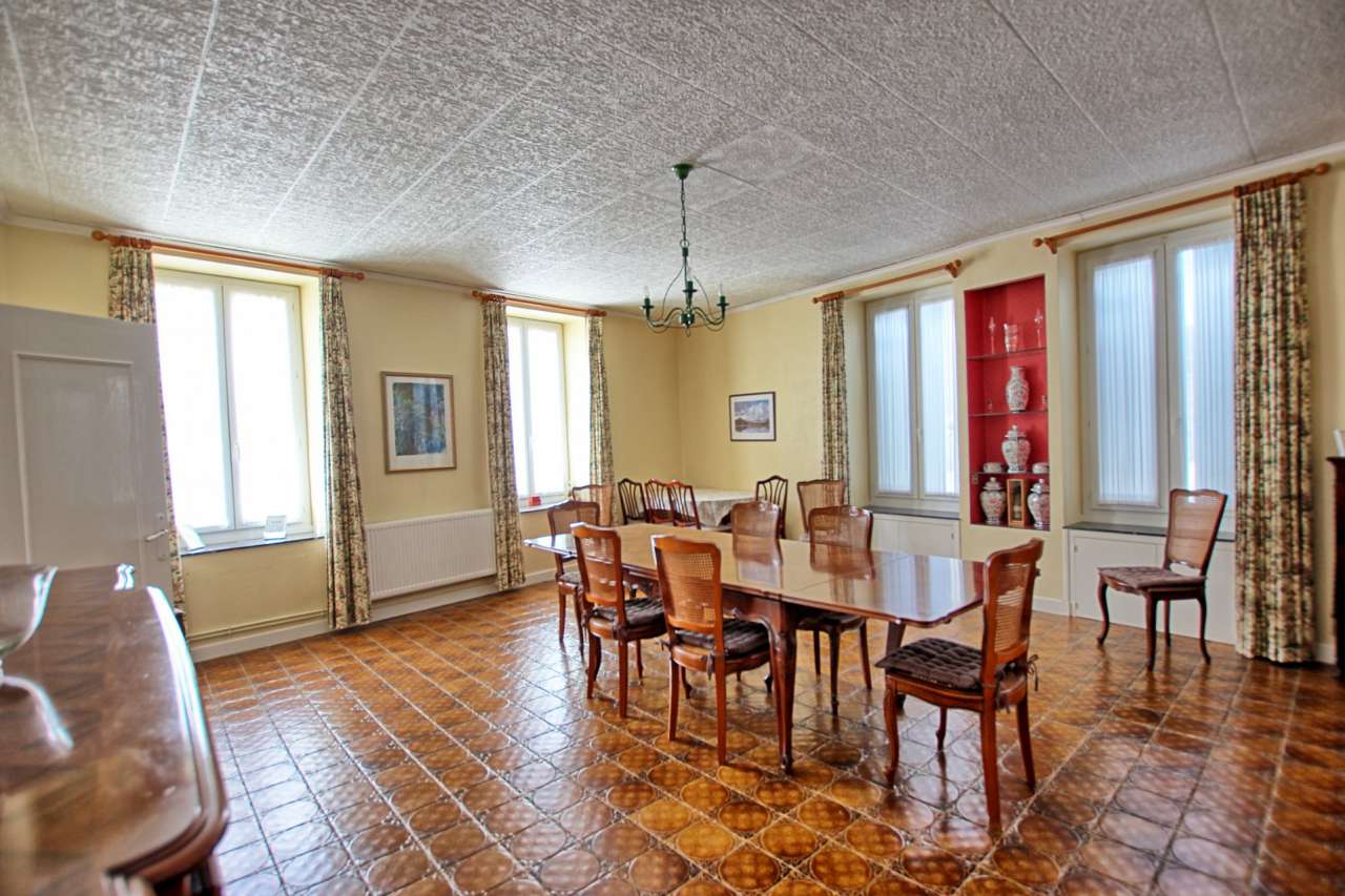 Perfect as a Chambre d'hote or as a large family home, this superb flexible