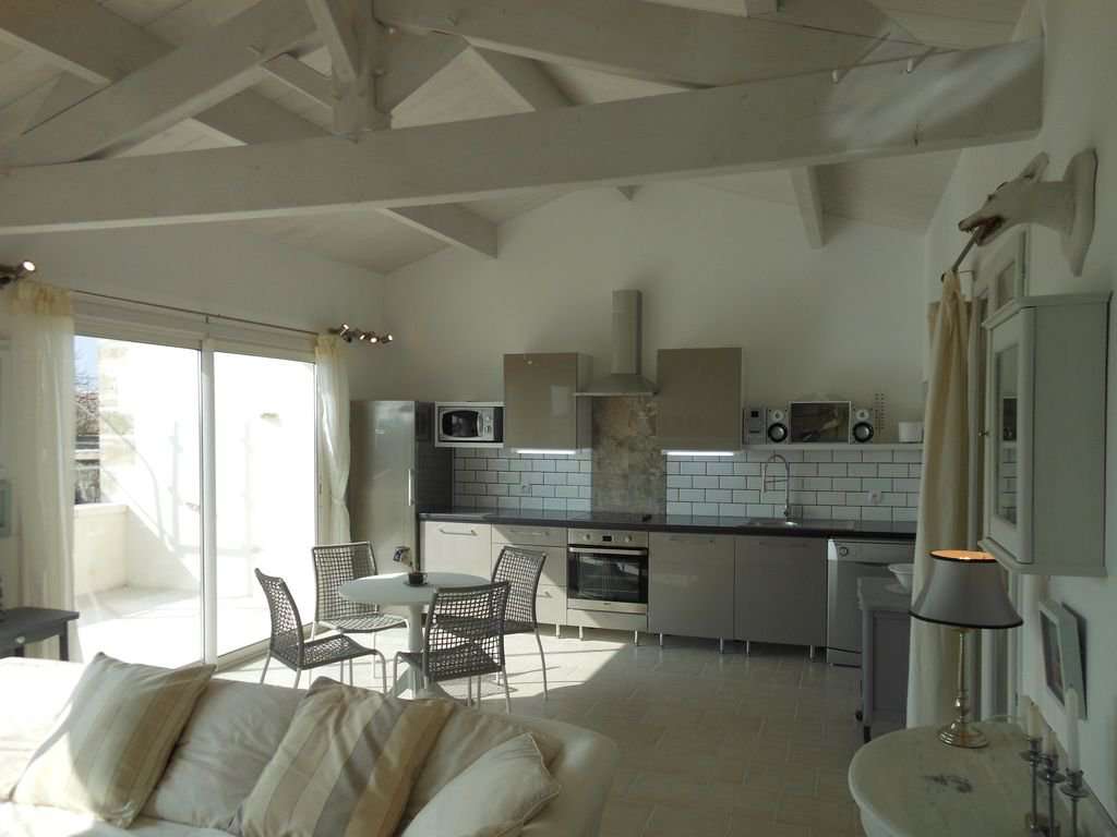 Beautiful 10 bedroom 18th Century manor house, ideally nestled in a quiet s