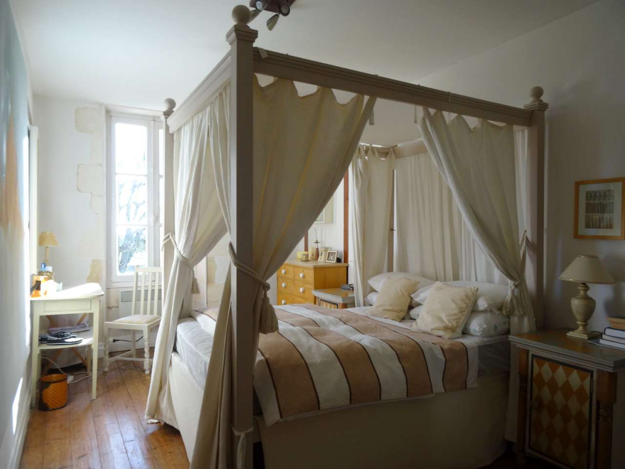 Beautiful 10 bedroom 18th Century manor house, ideally nestled in a quiet s