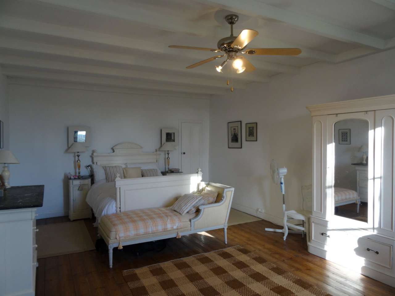 Beautiful 10 bedroom 18th Century manor house, ideally nestled in a quiet s