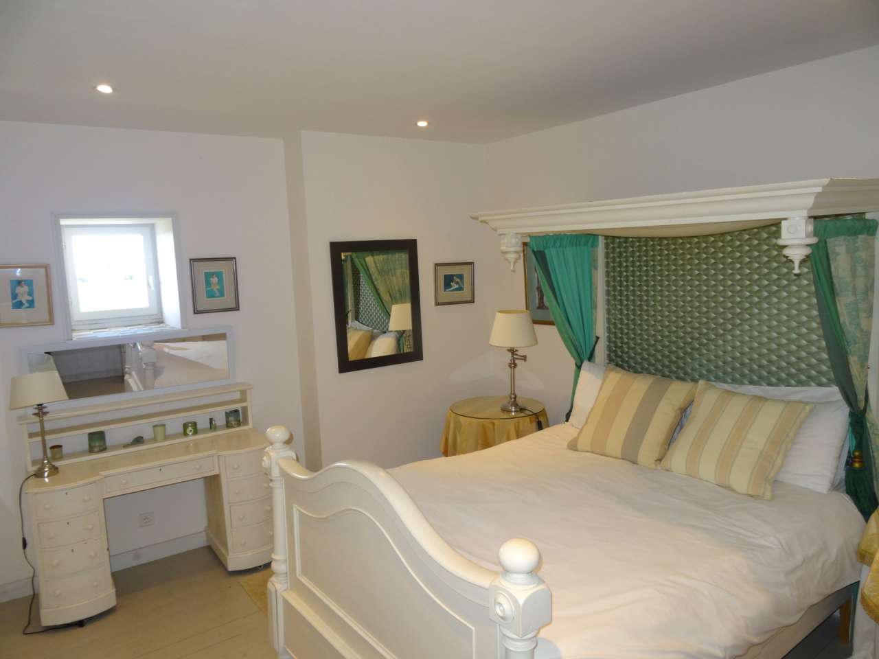 Beautiful 10 bedroom 18th Century manor house, ideally nestled in a quiet s