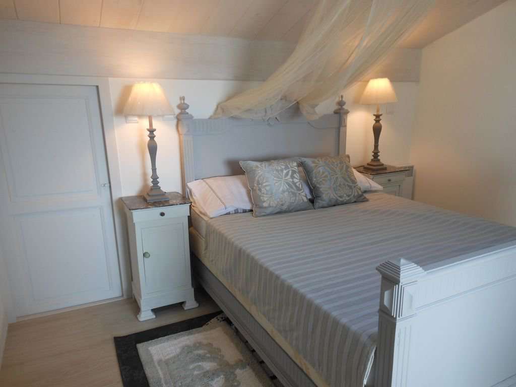 Beautiful 10 bedroom 18th Century manor house, ideally nestled in a quiet s